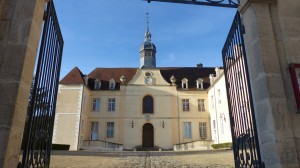 pays-alesia-seine-auxois-Abbaye-de-Flavigny-Fabrique-dAnis-cour-de-hopital