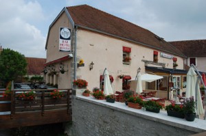 Le Macarena hotel restaurant pouillenay façade 21150