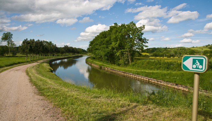 pays-alesia-seine-auxois-canal-bourgogne-chemin-bateau-Celine-Mathe