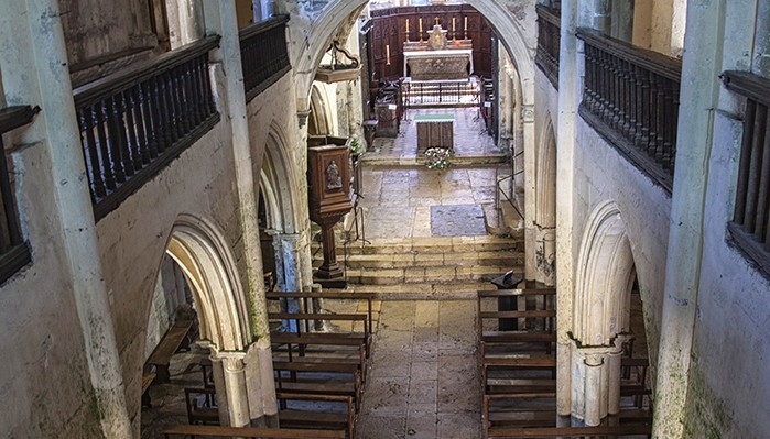 pays-alesia-seine-auxois-Abbaye-de-Flavigny-Fabrique-dAnis-Eglise-façade-interieur