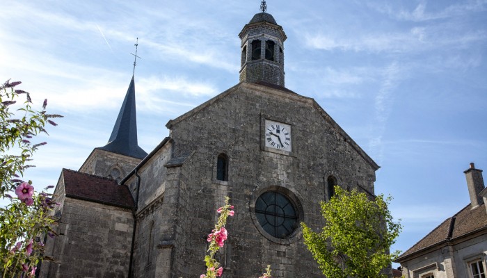 pays-alesia-seine-auxois-Abbaye-de-Flavigny-Fabrique-dAnis-Eglise-façade