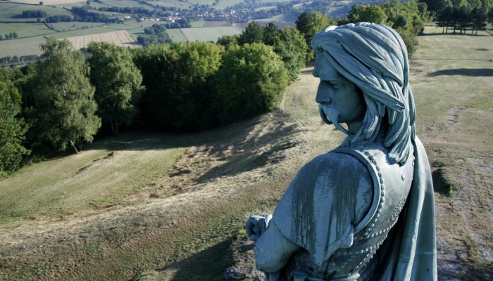 pays-alesia-seine-auxois-centre-interpretation-vll-venarey-les-laumes-museoparc-Sonia-blanc-01.jpg-Statue-de-Vercingetorix-clarte-01