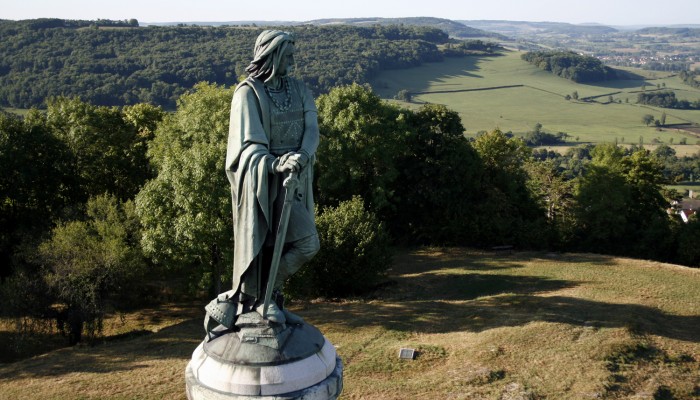 pays-alesia-seine-auxois-centre-interpretation-vll-venarey-les-laumes-museoparc-Sonia-blanc-01.jpg-Statue-de-Vercingetorix-clarte-03