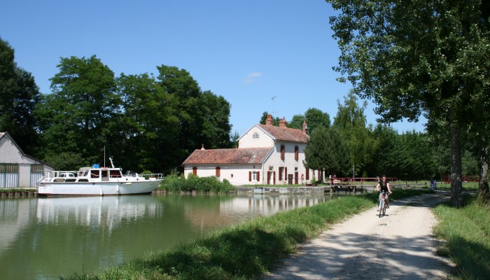 pays-alesia-seine-auxois-canal-bourgogne-chemin-bateau-ecluse